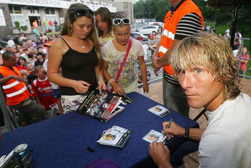 Součástí oslav stoletého výročí klubu FC Viktoria Plzeň byla také autogramiáda. Podepisoval se i Pavel Nedvěd