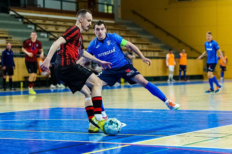 Interobal Plzeň - Chrudim (v modrém), 2. finále play-off 1. Futsal ligy, 6. května 2022.