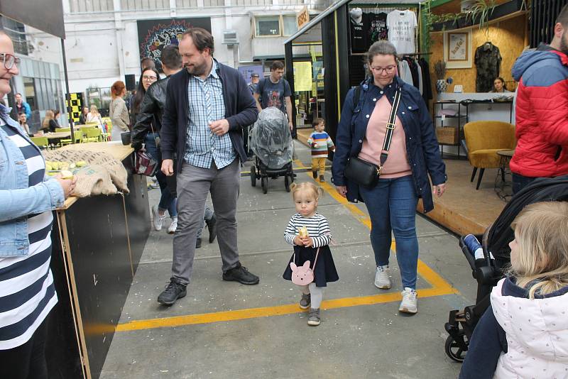 Prodejní stánky kaváren, pražíren, sladkých dobrot a náčiní na přípravu kávy byly návštěvníkům k dispozici 29. května v celém areálu DEPA2015.