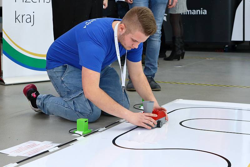 Dvoučlenné týmy studentů v plzeňské Techmanii vyslali na soutěžní jízdu robotická vozítka