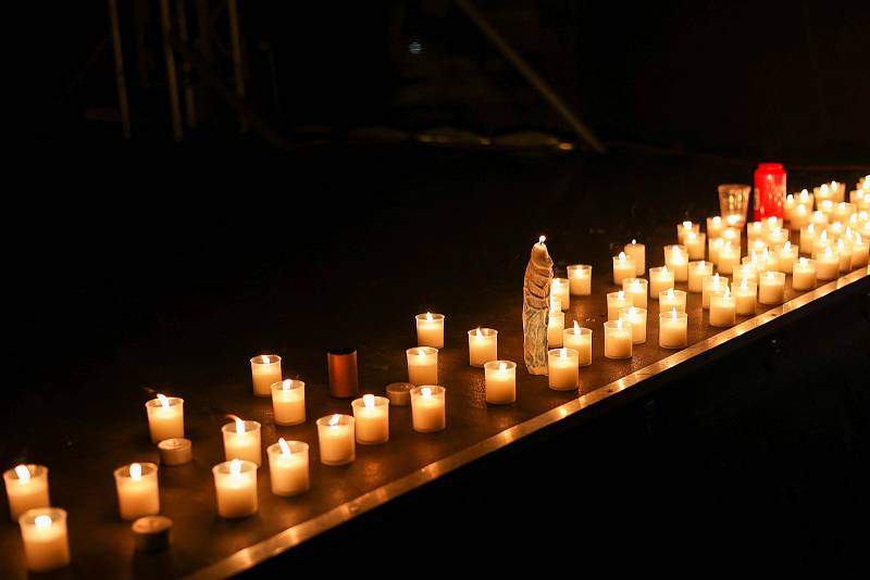 Zapálené svíčky přinesli trhovci do centra Vánočního trhu v Plzni. Kvůli covidové pandemii a vládním opatřením došlo dnes v 18 hodin k jeho uzavření. Do té doby, stejně jako včera, byly na trzích tisíce návštěvníků.