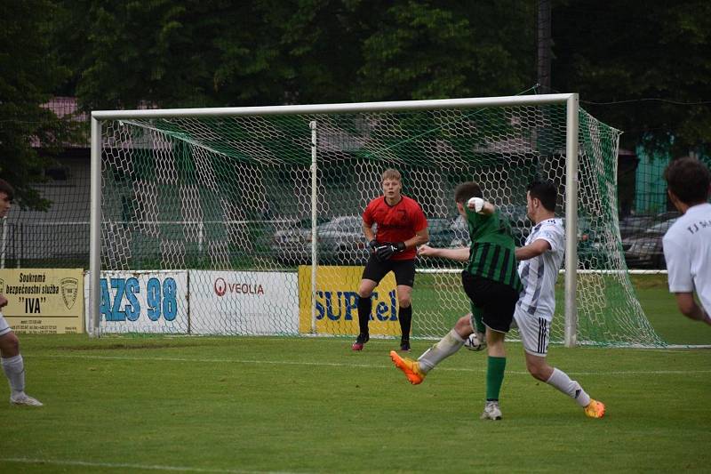 28. kolo I. A třídy: FC Rokycany B (zelení) - Slavoj Mýto B 5:2.