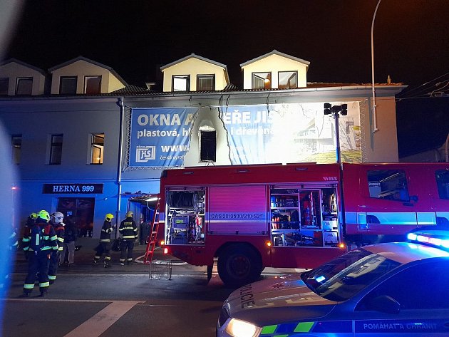 Na Slovanské třídě v Plzni hořel dům. Třicet lidí se muselo evakuovat
