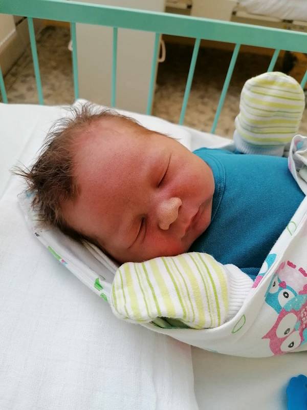 Mathias Mayer z Plzně se narodil 22. dubna 2021 v 11:40 hodin v porodnici Mulačovy nemocnice. Při narození vážil 4230 g a měřil 53 cm. „Je to naše krásné prvorozené miminko,“ připsali k fotografii šťastní rodiče Sandra a Honza Mayerovi.