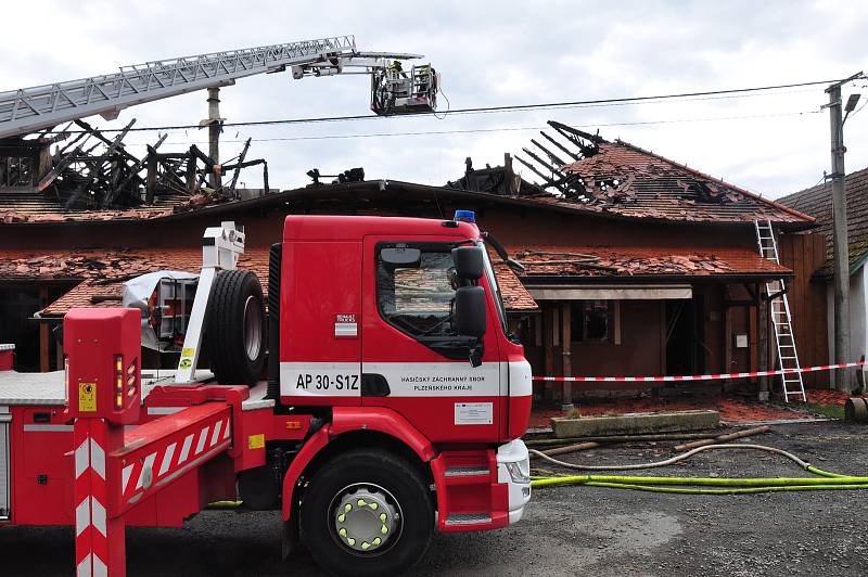 Oblíbenou restauraci Angusfarm v Soběsukách u Nepomuku zničil požár.