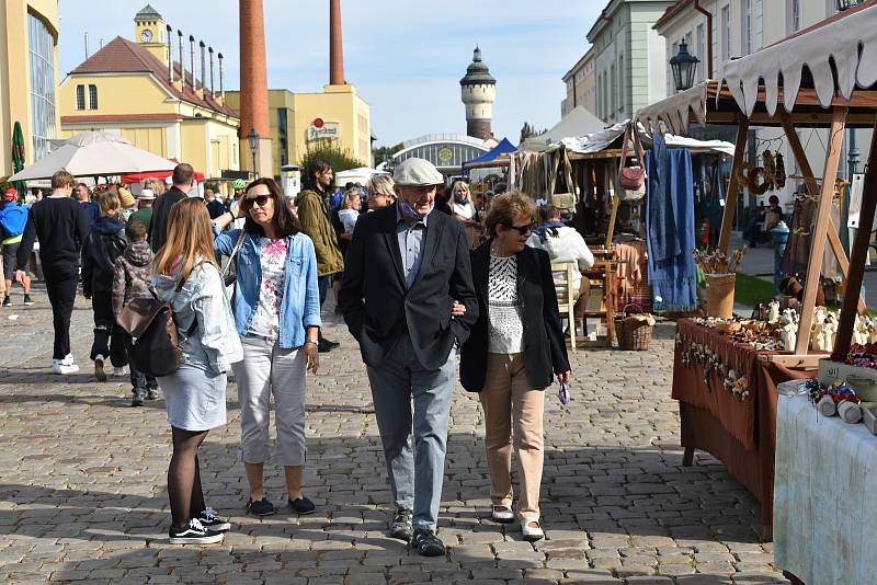 Slow market na nádvoří Plzeňského Prazdroje.