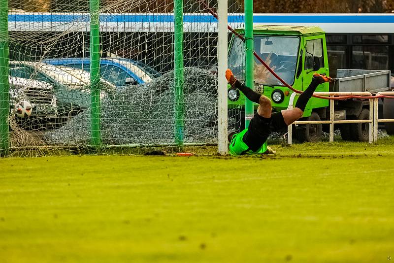 15. kolo I. A třídy: SK Smíchov Plzeň - FC Rokycany B (na snímku fotbalisté v zelených dresech) 4:2 (2:0).