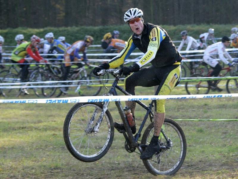 Alois Kaňkovský si první kolo cyklokrosu ve Střeni užíval.