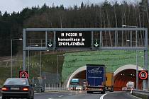 Jízda tunelem Valík je bez dálniční známky zakázána, od ledna už to platit nebude.