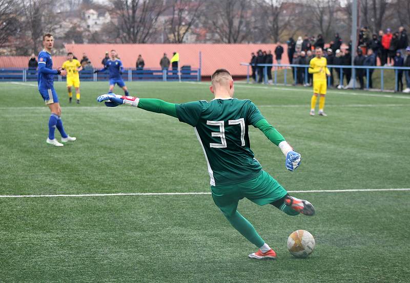 FORTUNA ČFL, skupina A (16. kolo): FK Motorlet Praha - FK ROBSTAV Přeštice (na snímku fotbalisté ve žlutých dresech) 2:0 (1:0).