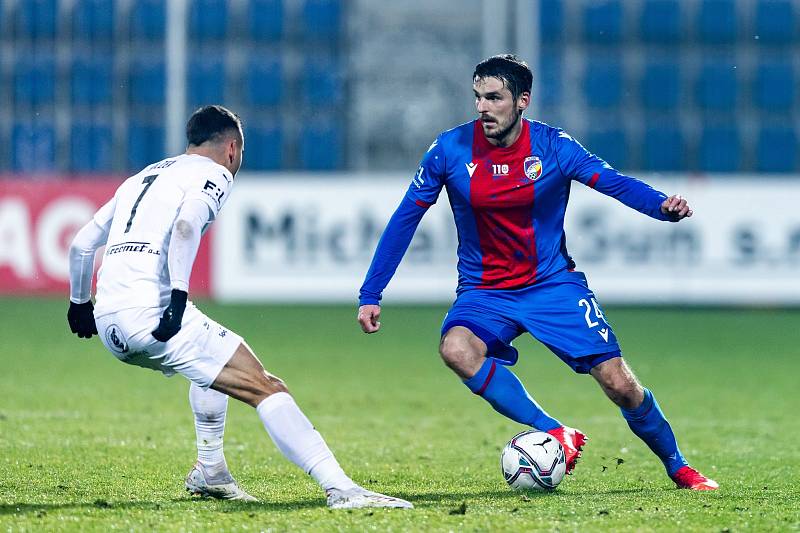 NEČEKANÝ STŘELEC. Plzeňské fotbalisty nasměroval za třemi body na Slovácku (2:1) svojí brankou z první minuty zápasu obránce Milan Havel, který se na snímku snaží obejít Daniela Holzera. Foto: fcv