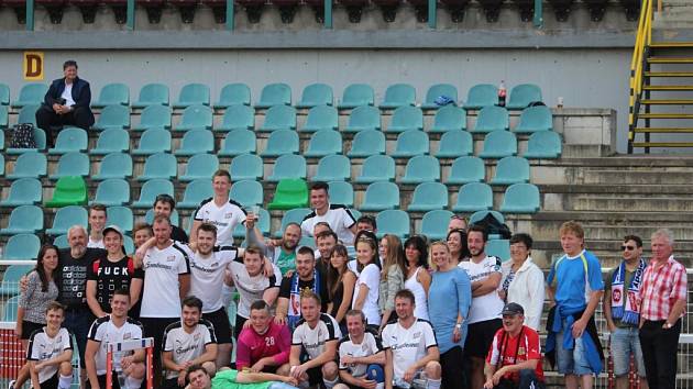 Společné foto fotbalistů Sokola Kozojedy s fanoušky na Julisce po zápase s Duklou
