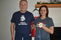 Lenka a Libor Jiříčkovi s bronzovou medailí, kterou vloni vybojovla jejich syn David na MS dospělých.