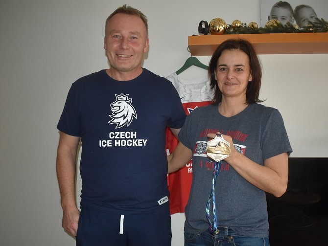 Lenka a Libor Jiříčkovi s bronzovou medailí, kterou vloni vybojovla jejich syn David na MS dospělých.