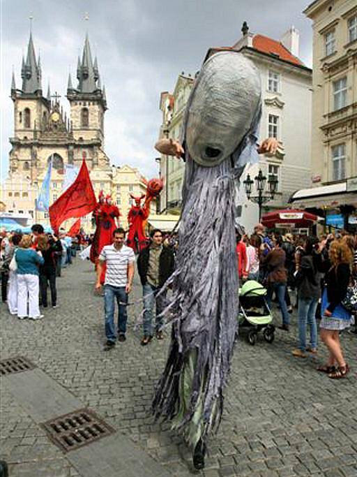 Pod heslem „Vyžeňte nudu z města, otevřete si Plzeň!“ prošel v sobotu centrem Prahy průvod masek v plzeňských barvách.