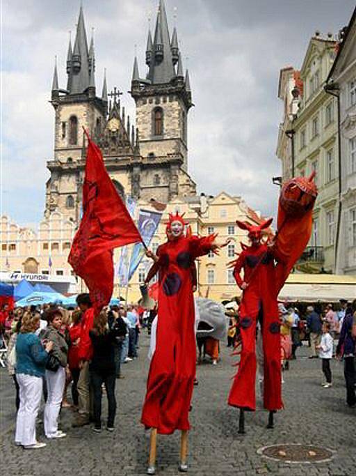 Pod heslem „Vyžeňte nudu z města, otevřete si Plzeň!“ prošel v sobotu centrem Prahy průvod masek v plzeňských barvách.