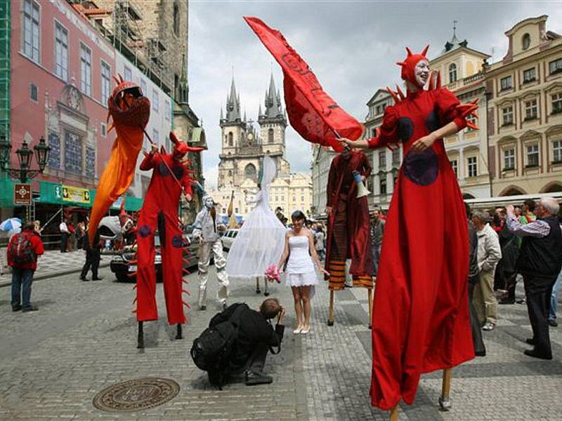 Pod heslem „Vyžeňte nudu z města, otevřete si Plzeň!“ prošel v sobotu centrem Prahy průvod masek v plzeňských barvách.