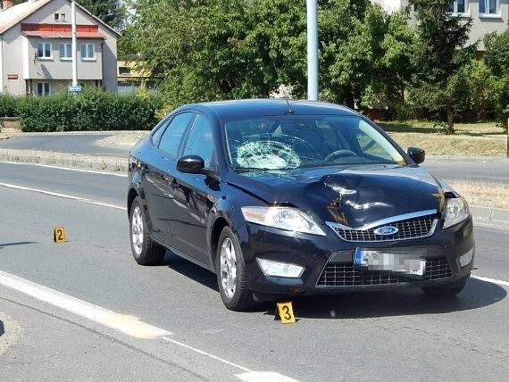 Auto srazilo na Domažlické třídě v Plzni sedmadvacetiletou ženu