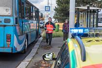 Nehoda autobusu v Plzni na křižovatce ulic Nepomucká a Pod Bručnou