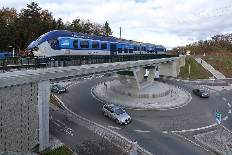 První dvě zastávky MHD se zelenou střechou v Plzni mezi kruhovými objezdy ve stanicích Nádraží Bílá Hora. Byly vybudovány v rámci výstavby první části východního okruhu. Průběh stavby i původní podobu místa přinášíme na dalších fotografiích.