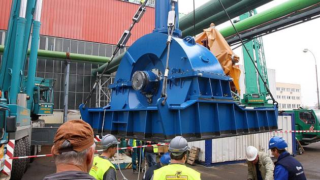 Dvacetitunovou turbínu musel dostat do strojovny otvorem ve střeše speicální jeřáb.