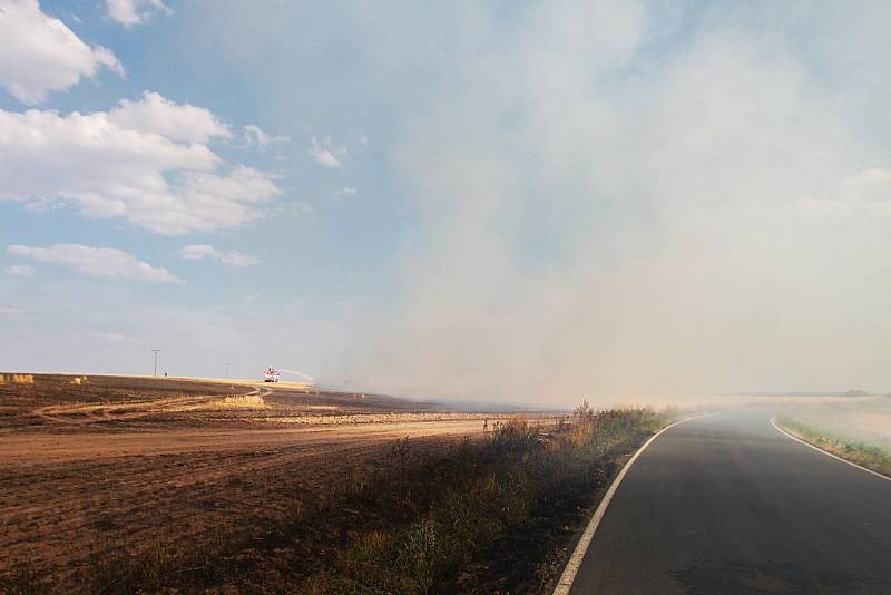Požár pole a lesa u Horního Hradiště na severním Plzeňsku