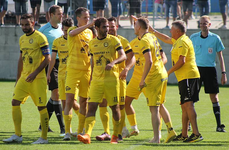 Fotbalisté FK ROBSTAV Přeštice (na archivním snímku hráči ve žlutých dresech) prohráli na půdě divizního Spartaku Soběslav 1:3 a s MOL Cupem se loučí už ve druhém kole.