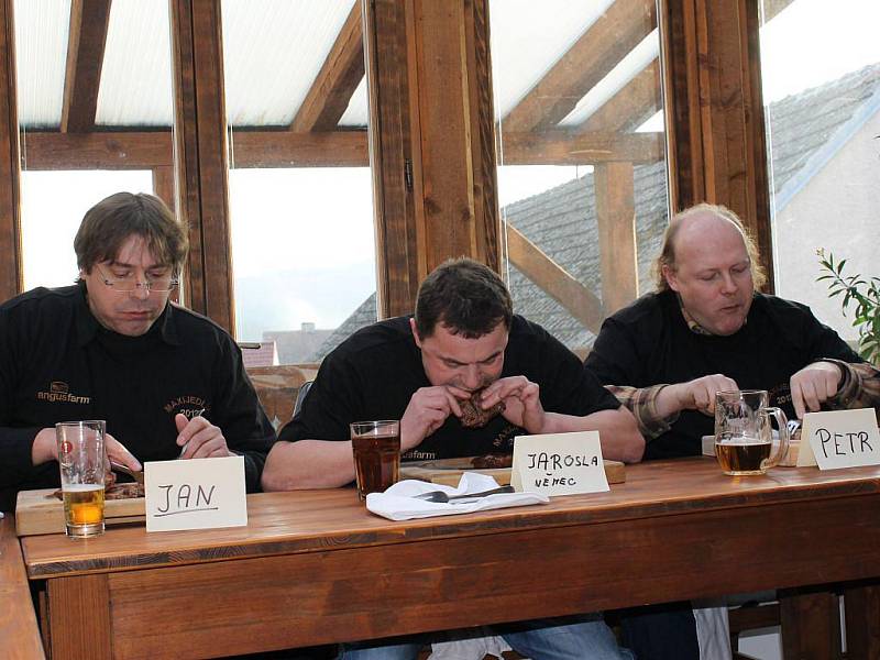 Jaroslav Němec (uprostřed) zvítězil v pojídání steaků v časovém limitu pěti minut. K úspěchu mu určitě dopomohlo i to, že jako jediný  nepoužíval během soutěže příbor