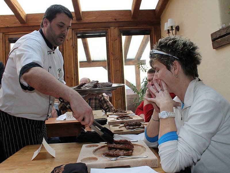 Každý jedlík dostal na začátku soutěže na prkénko tři steaky o celkové hmotnosti 600 gramů. Někteří si přidali ještě další, jiným naopak stačily dvě masa