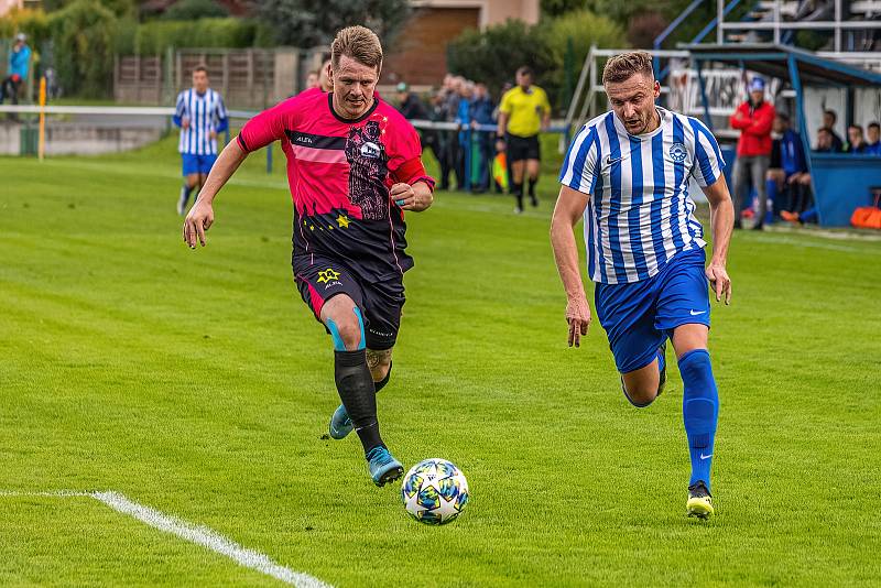 Fotbalisté FK Okula Nýrsko (na archivním snímku hráči v modrobílých dresech) jedou do Chlumčan, Nepomuk (růžové dresy) čeká konfrontace s Chrástem u Plzně.