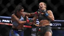 Plzeňská zápasnice MMA Martina Jindrová porazila v americkém Texasu zkušenou brazilskou soupeřku 3:0 na body.