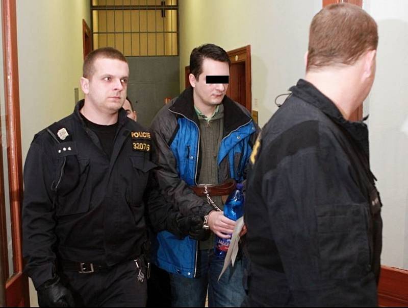 Na snímcích je Vlastislav A. s policisty a pohled na místo tragédie.