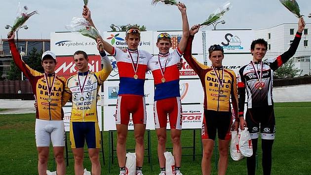 Sedmnáctiletý cyklista TJ ZČE Plzeň Denis Rugovac na snímku na nejvyšším stupni vpravo společně s oddílovým kolegou Davidem Rajsem, s kterým vybojovali na mistrovství republiky zlaté medaile v madisonu (bodovacím závodě dvojic na dráze)