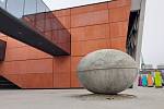 Součástí úprav veřejného prostoru v Plzni by mohlo být nahrazení betonového vejce před Novým divadlem jinou skulpturou