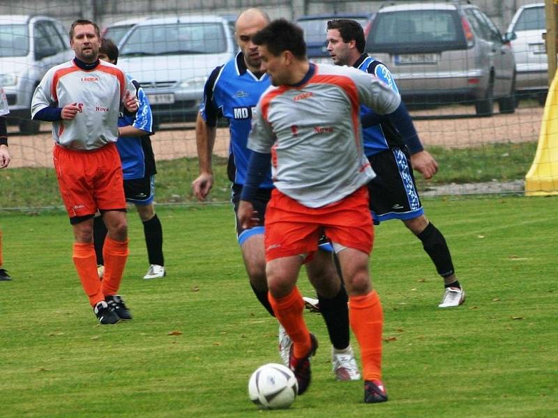 Ze zápasu 13. kola okresního přeboru Plzeň-jih Chotěšov - Starý Smolivec 3:4.