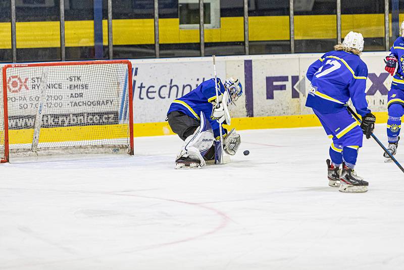 HC Meteor Třemošná (modří) vs. HC Rokycany 4:3 (2. finále play-off krajské hokejové ligy).