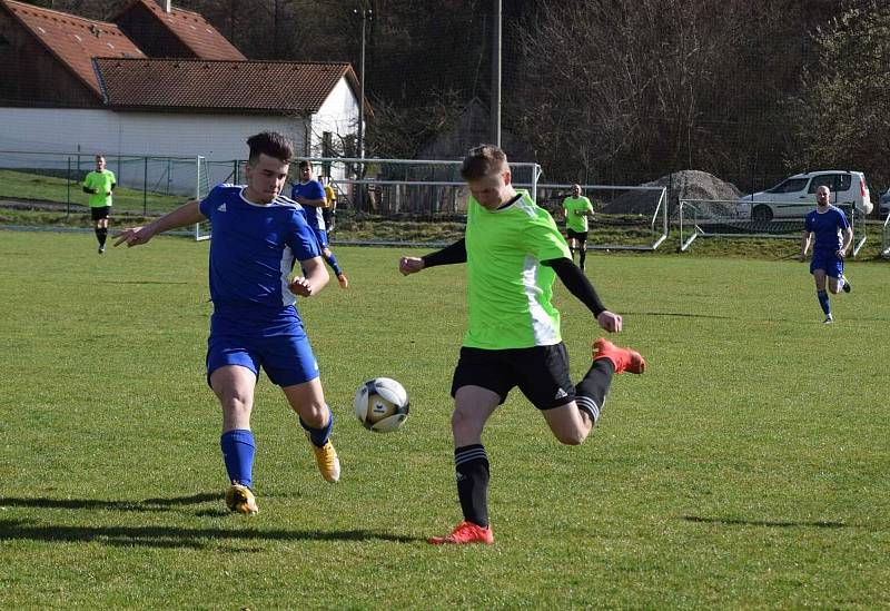 I. B třída, skupina B (15. kolo): SK Bolešiny (na snímku fotbalisté v modrých dresech) - TJ Sokol Štěnovice (zelení) 4:0.