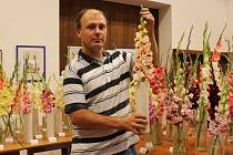 Pěstitel Pavel Novák ukazuje gladiolu, druh Assol, na kterou je právem pyšný. Tuto odrůdu, která byla vyšlechtěna zřejmě v Rusku, sehnal od jednoho pěstitele na Slovensku