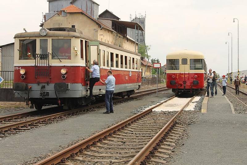 Výročí trati Rakovník – Mladotice připomněly historické motoráky 820.100 a 830.076