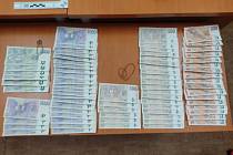 Na konci května vykradla skupina čtyř pachatelů nadvakrát lékárnu v nákupním centru v Plzni na Slovanech a odnesla si hotovost, benefitní poukázky a léky a další zboží za více než půl milionu korun. 