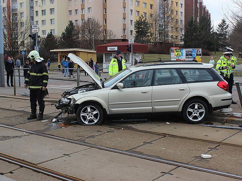 Osobní auto projelo skrz zastávku a skončilo v kolejišti