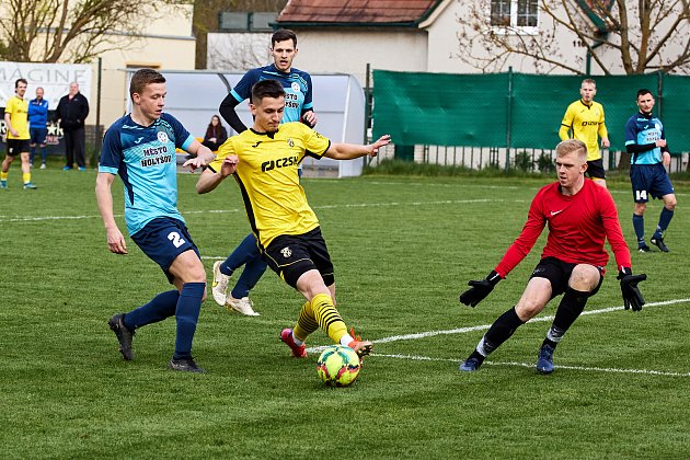 Krajský přebor, 24. kolo: TJ Sokol Lhota (na snímku fotbalisté ve žlutých dresech) - TJ Holýšov (modří) 0:3.