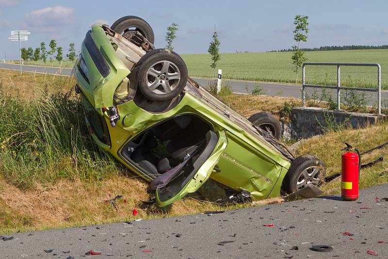 Linkový autobus se střetl s autem mezi Všeruby a Kunějovicemi.