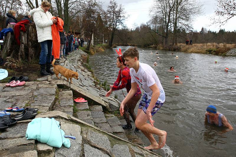 Tři desítky otužilců plavaly při Vánočním máčení v Hradišti