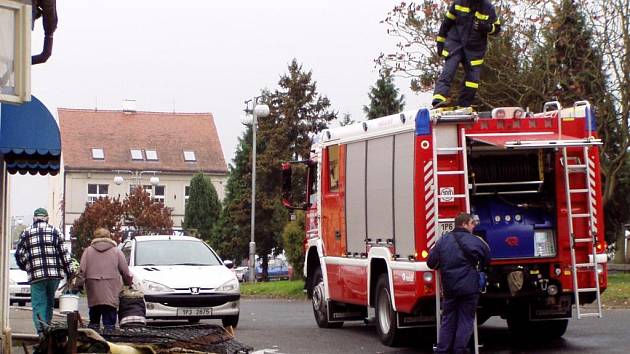 Krátce  po poledni došlo na náměstí v Blovicích k požáru jednoho neobydleného domu patřícího pekařské firmě ORI. Oheň se podařilo blovickým hasičům zlikvidovat za dvacet minut