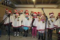 Řada vystoupení čekala sbory přeštické základní školy během prosince. Vše začal Skaláček spolu s Přeštickými flétničkami při rozsvícení školního vánočního stromu.
