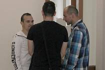 Zleva Jan Červenka z Plzně, Roman Hummel (zády)  ze Stoda a Polák Jacek Adam  Sontowski na chodbě soudu  před zahájením hlavního líčení