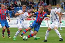 Podzimní vzájemné měření sil skončilo výhrou Viktorie 1:0. Na snímku olomoucký Lukáš Kalvach v souboji s Danielem Kolářem.