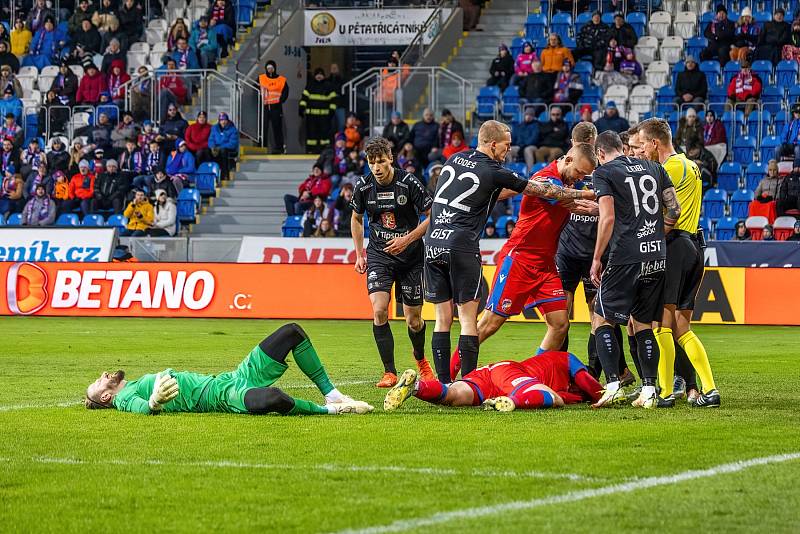 Fotbalisté Viktorie Plzeň podlehli na úvod ligového jara doma nečekaně Hradci Králové 1:2.