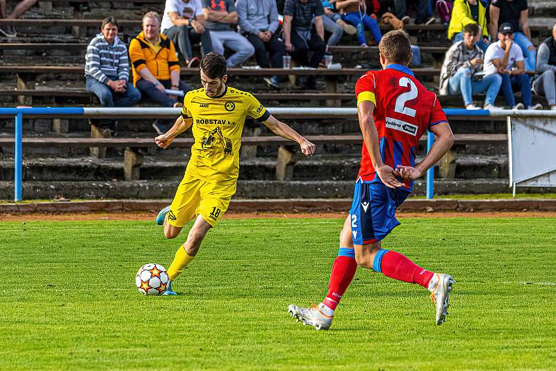 13. kolo FORTUNA ČFL, skupina A: FK ROBSTAV Přeštice (na snímku fotbalisté ve žlutých dresech) - FC Viktoria Plzeň B 1:2 (1:1).